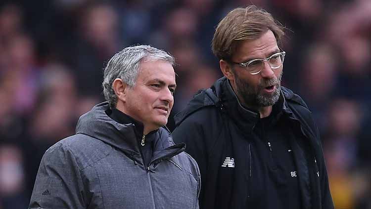 Jose Mourinho dan Jurgen Klopp, dua pelatih di Liga Inggris yang sedang dalam sorotan. Copyright: © Laurence Griffiths/Getty Images