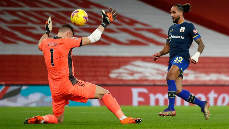 Aksi Theo Walcott di laga Arsenal vs Southampton Copyright: © Peter Cziborra - Pool/Getty Images