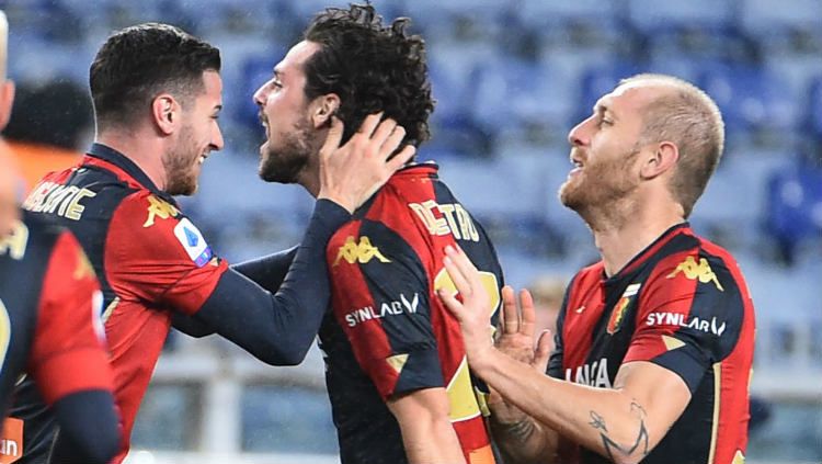 Genoa justru lakukan gol bunuh diri yang menangkan AC Milan. Copyright: © Paolo Rattini/Getty Images