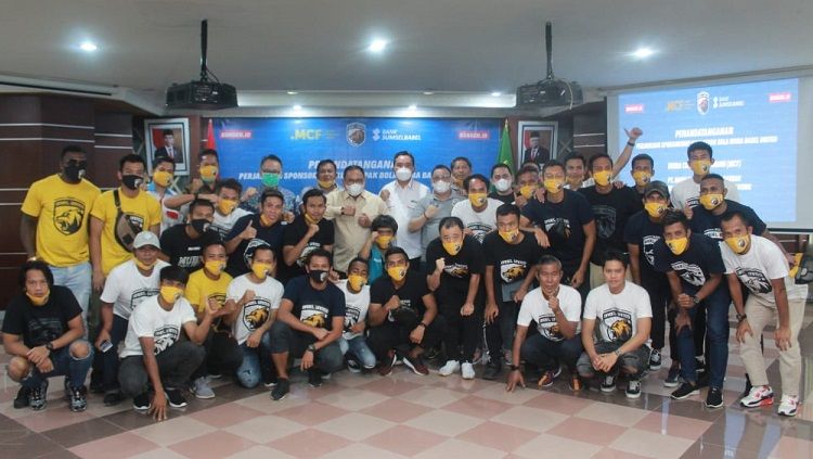 Segenap pemain klub Liga 2, Muba Babel United, bersama jajaran manajemen. Copyright: © Media Muba Babel United