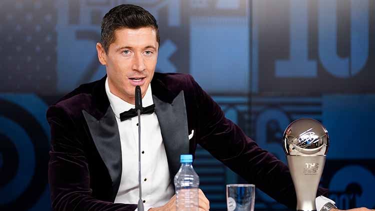 Pemain Bayern Munchen, Robert Lewandowski sukses mengalahkan Cristiano Ronaldo dalam perebutan gelar pemain terbaik FIFA 2020. Copyright: © Pool/Marco Donato-FC Bayern/Pool via Getty Images