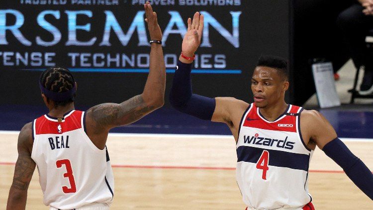 Pemain baru Washington Wizards, Russell Westbrook, selebrasi bersama Bradley Beal dalam laga Pramusim NBA melawan Detroit Pistons, Minggu (20/12/20). Copyright: © Rob Carr/Getty Images