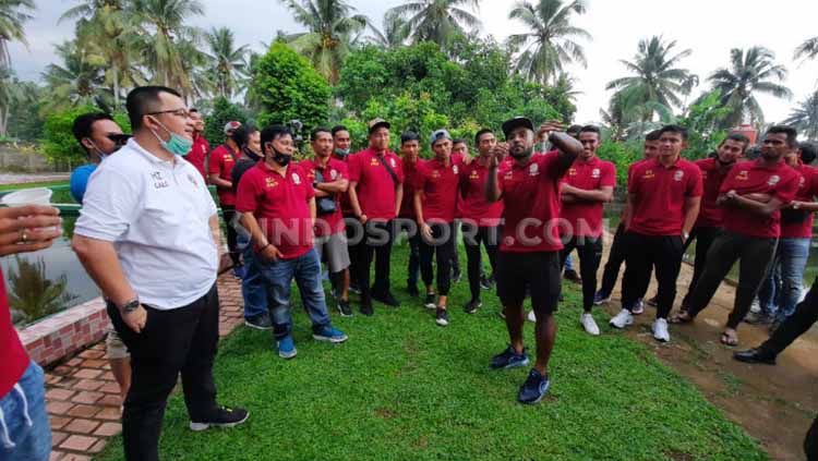 Pemain Sriwijaya FC bersama Manajer Hendri Zainuddin. Copyright: © Muhammad Effendi/INDOSPORT