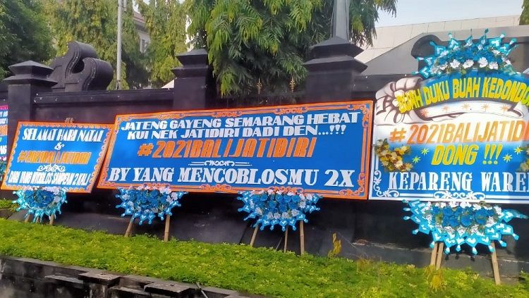 Kiriman karangan bunga dari DPP Panser Biru ke Kantor Gubernur Jawa Tengah terkait tuntutan #2021BalikJatidiri. Copyright: © Dok. Pribadi