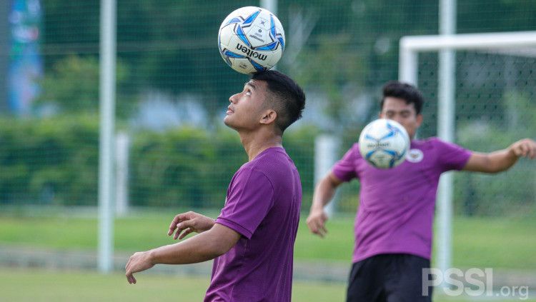 Timnas Indonesia U-23 telah memulai latihan perdana bertempat di Lapangan D Senayan, Jakarta, Senin (21/12/20). Copyright: © PSSI