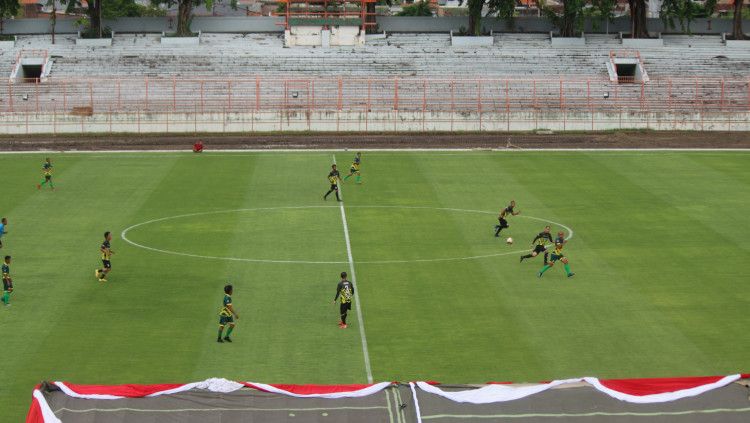 Pertandingan persahabatan Persebaya Allstar dalam rangka mengenang satu abad Bung Tomo di Stadion Gelora 10 November. Copyright: © Fitra Herdian/INDOSPORT