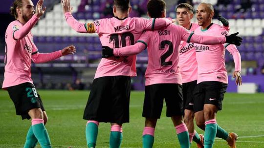 Perayaan gol Barcelona ke gawang Real Valladolid yang dicetak oleh Martin Braithwaite. Copyright: © Octavio Passos/Getty Images