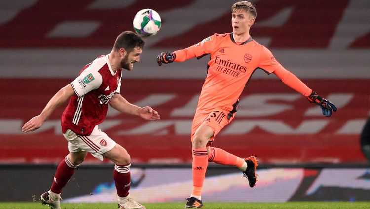 Aksi Shkodran Mustafi dan Runar Runarsson di laga Arsenal vs Manchester City. Copyright: © Nick Potts/PA Images via Getty Images