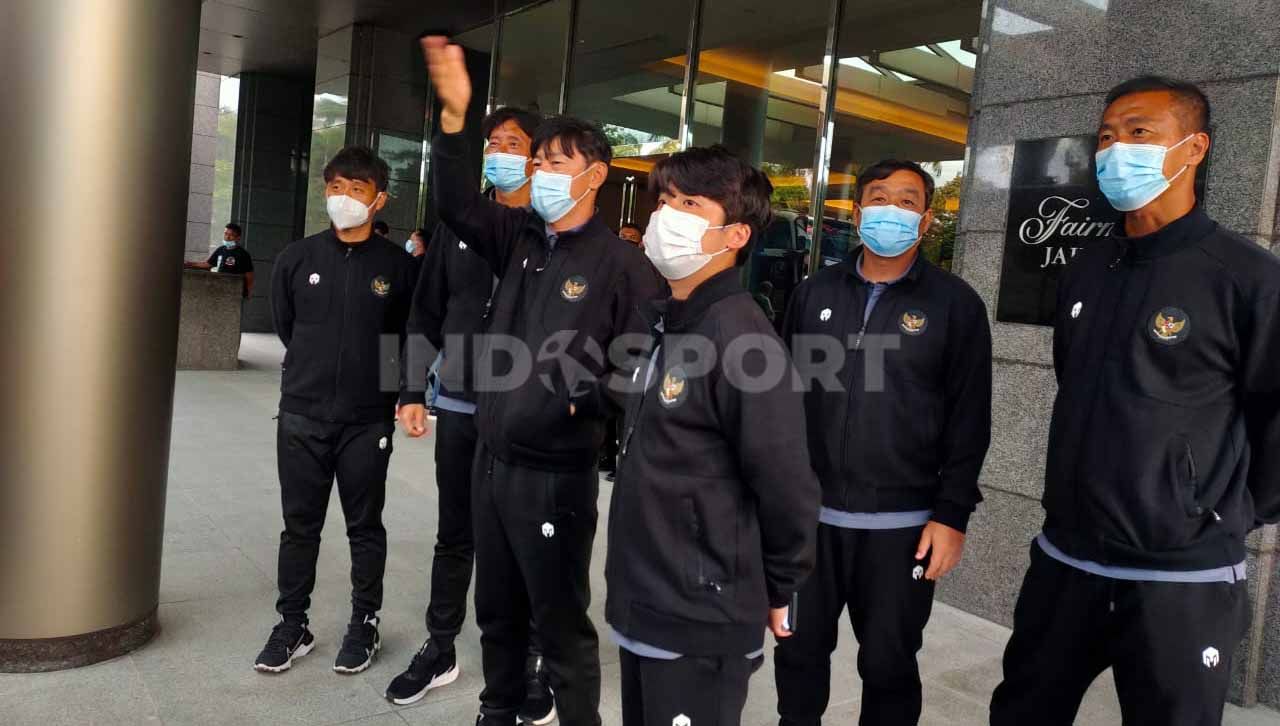 Tiga asisten pelatih Timnas Indonesia, yakni Kim Hae-woon, Lee Jae-hong, dan Kim Woo-jae resmi mengundurkan diri karena alasan personal. Copyright: © Martini/INDOSPORT
