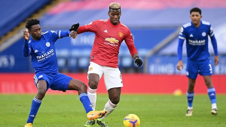 Paul Pogba dikawal dua pemain Leicester City. Copyright: © (Photo by Michael Regan/Getty Images)