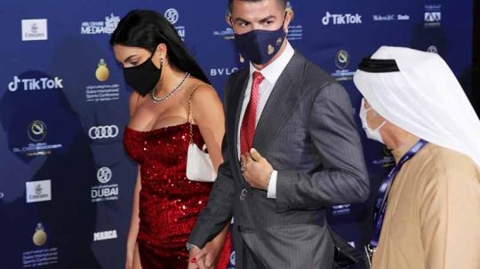 Cristiano Ronaldo dan Georgina Rodriguez tiba di Dubai saat menerima penghargaan Globe Soccer Awards 2020. Copyright: &copy; thesun.co.uk/Reuters