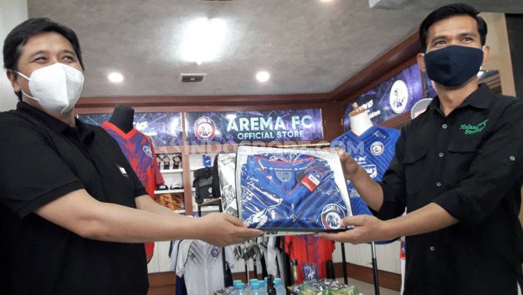 Arema FC bekerja sama dengan Malang Strudle sebagai upaya menjaga eksistensi klub. Copyright: © Ian Setiawan/INDODPORT