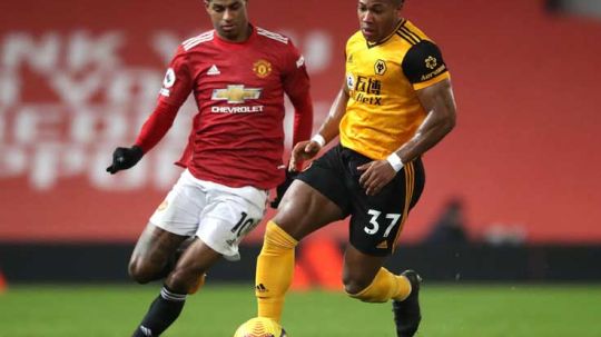Aksi Marcus Rashford dan Adama Traore di laga Liga Inggris Manchester United vs Wolves. Copyright: © Martin Rickett/PA Images via Getty Images