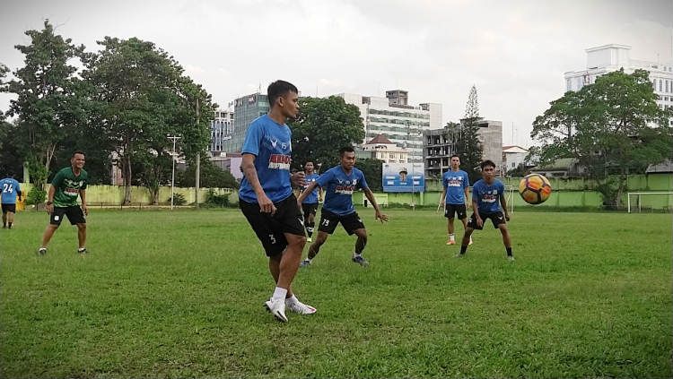 PSMS Medan saat menggelar latihan terakhir mereka di Stadion Mini Kebun Bunga, Medan, Rabu (30/12/20) petang, sebelum tim dibubarkan sementara. Copyright: © Aldi Aulia Anwar/INDOSPORT