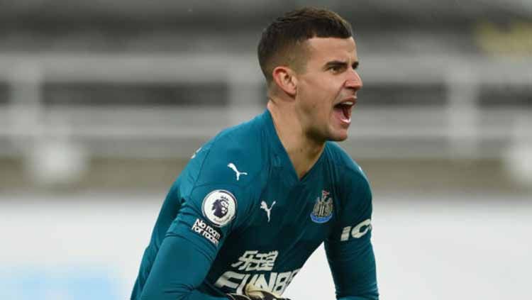 Karl Darlow jadi bintang di laga Newcastle United vs Liverpool. Copyright: © Getty Images