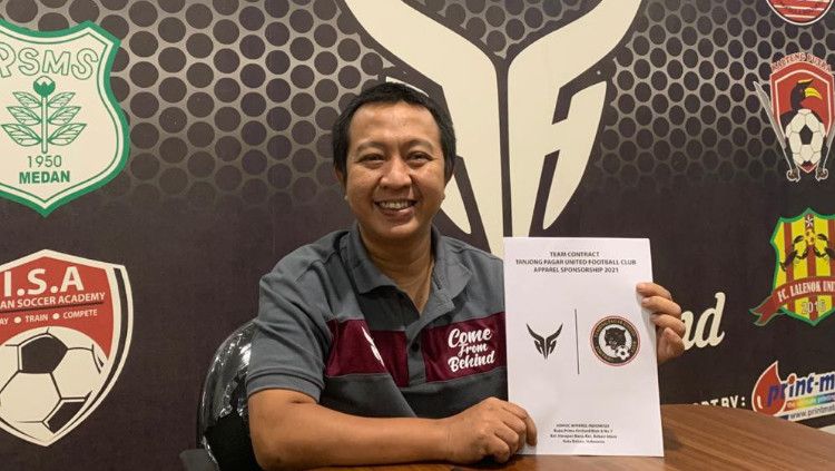 Salah satu produsen apparel Indonesia, Adhoc Apparel menjalin kerjasama dengan klub asal Singapore Premier League, Tanjong Pagar United FC. Copyright: © Dok. Adhoc Apparel