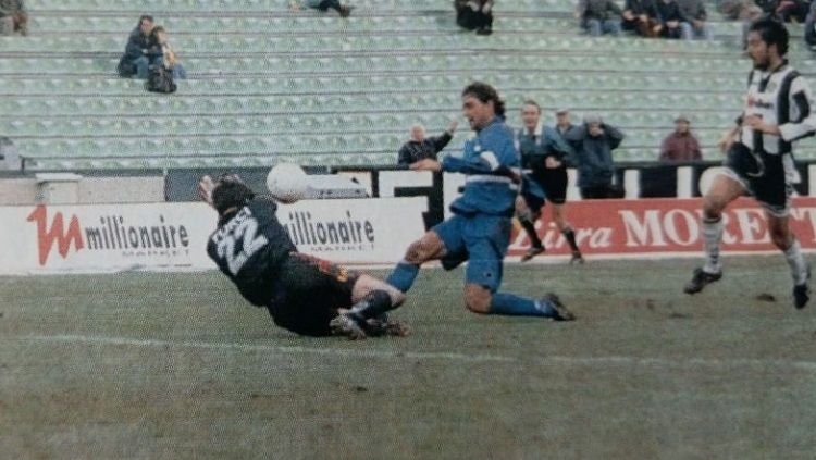 Striker legendaris Sampdoria, Roberto Mancini, membobol gawang Udinese dalam pertandingan Serie A Italia, 5 Januari 1997. Copyright: © Dok. Guerin Sportivo