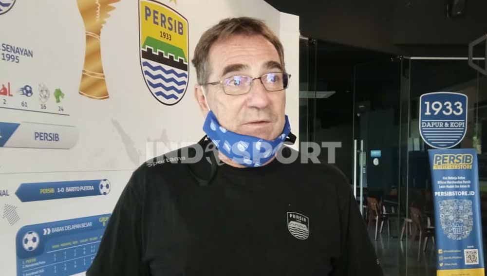 Pelatih Persib Bandung, Robert Rene Alberts, menilai tepat keputusan PSSI yang menyatakan tidak ada juara dan degradasi dari kompetisi Liga 1 2020. Copyright: © Arif Rahman/INDOSPORT