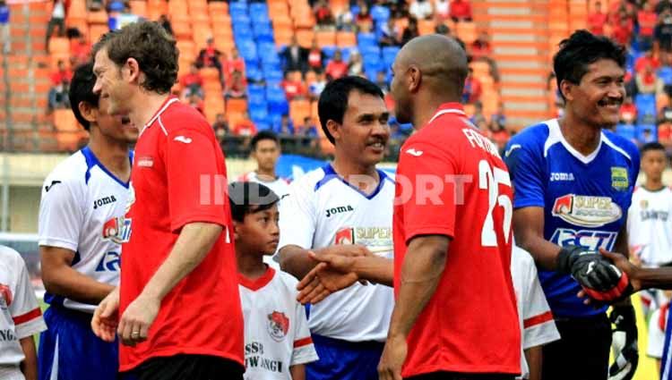 Mantan gelandang Persib, Asep 'Munir ' Kustiana (tengah) saat pertandingan menghadapi eks Manchester United. Copyright: © Arif Rahman/Indosport