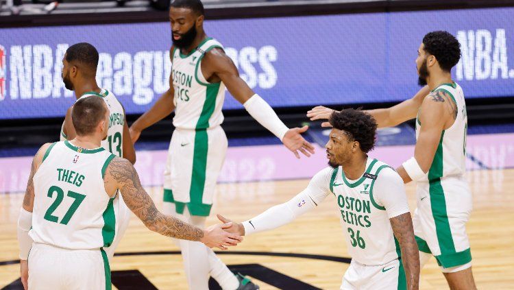 Boston Celtics selebrasi usai menumbangkan Miami Heat, Kamis (07/01/21) di musim reguler NBA 2020/21. Copyright: © Michael Reaves/Getty Images