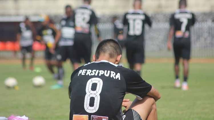 Salah seorang pemain Persipura yang tengah tertunduk lesu. Copyright: © Sudjarwo/INDOSPORT