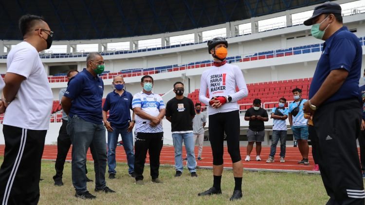 Gubernur Jawa Tengah, Ganjar Pranowo bersama perwakilan Asprov PSSI Jateng saat mengecek kelayakan Stadion Jatidiri. Copyright: © Humas Pemprov