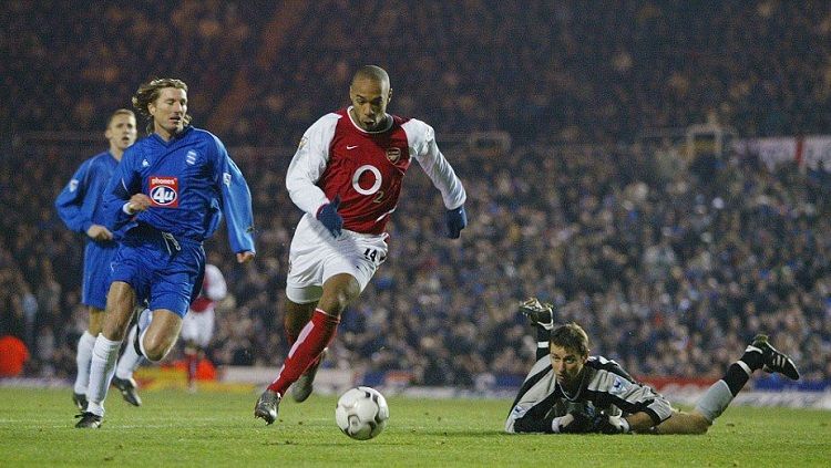 Momen Thierry Henry mencetak gol ke-100 untuk Arsenal dalam pertandingan Liga Inggris kontra Birmingham City, 12 Januari 2003. Copyright: © Arsenal