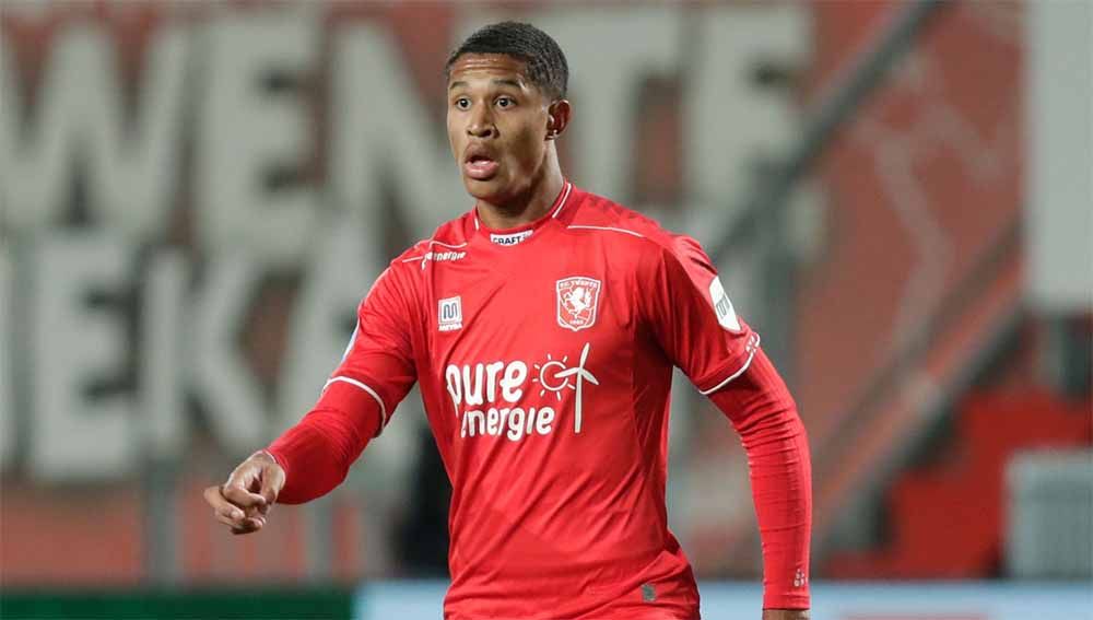 Pemain keturunan Indonesia berdarah Belanda, Jayden Oosterwolde, sempat menolak tawaran untuk bergabung dengan Timnas Indonesia U-23. Copyright: © Peter Lous/Soccrates/Getty Images