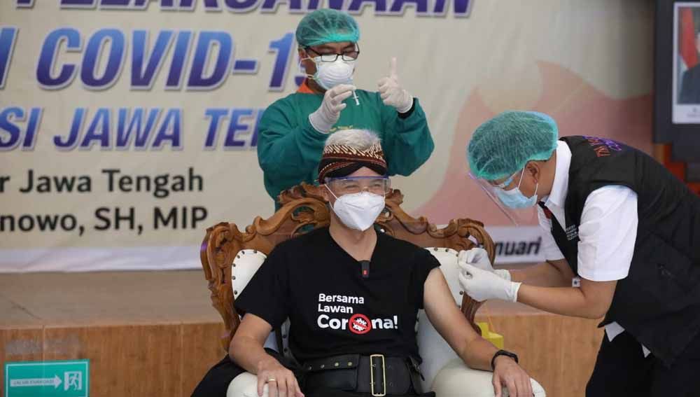 Gubernur Jawa Tengah, Ganjar Pranowo saat melakukan vaksinasi di RSUD Tugurejo, Semarang. Copyright: © Humas Pemprov