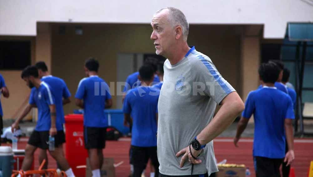 Dragan Djukanovic saat memimpin pemain PSIS berlatih sebelum kompetisi Liga 1 vakum. Copyright: © Alvin Syaptia/INDOsPORT