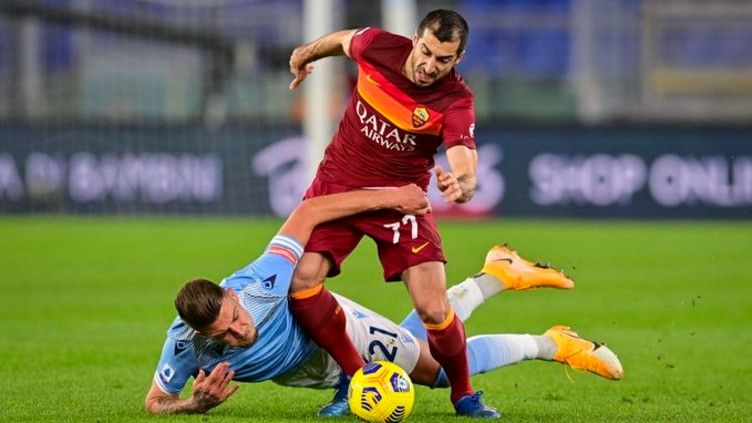 Henrikh Mkhitaryan terlibat duel sengit dengan Sergej Milinkovic-Savic dalam duel AS Roma vs Lazio. Copyright: © Twitter @OfficialASRoma