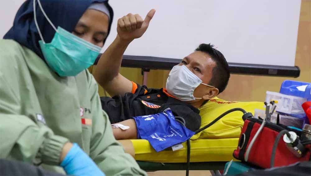 Bek Persija, Ismed Sofyan saat mengikuti acara donor darah bersama Jakmania di Jakarta. Copyright: © Khairul Imam/Persija