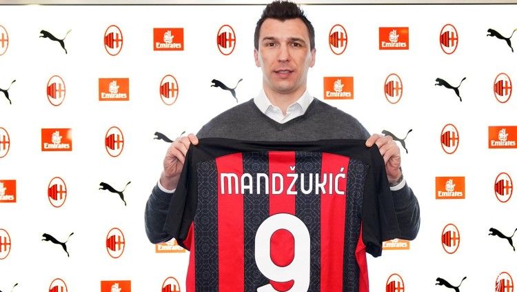Mario Mandzukic resmi berseragam AC Milan Copyright: © twitter.com/acmilan