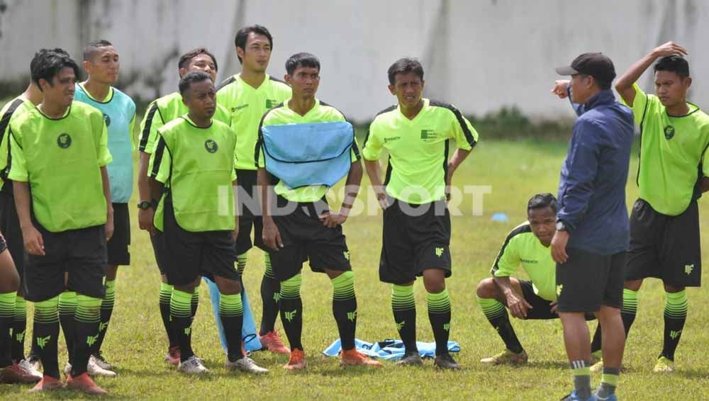 Hendro Siswanto menjadi 1 dari 3 pemain Arema dalam kursus lisensi AFC C di Malang. Copyright: © Ian Setiawan/Indosport