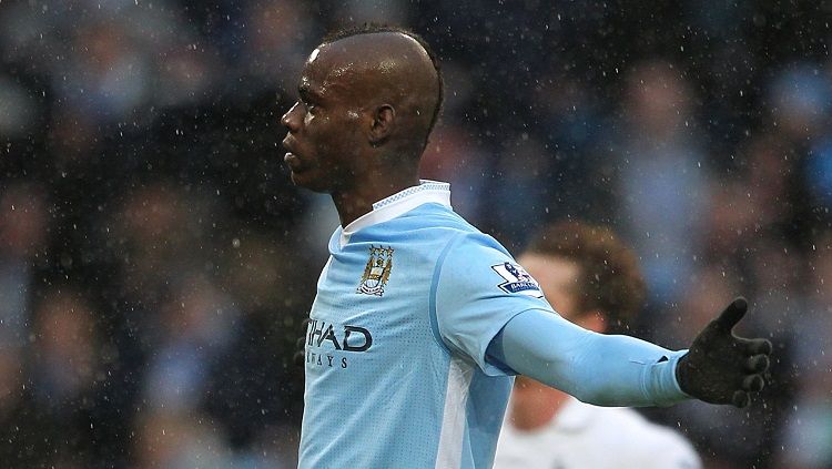 Selebrasi Mario Balotelli usai mencetak gol kemenangan Manchester City dalam pertandingan Liga Inggris kontra Tottenham Hotspur, 22 Januari 2012. Copyright: © Manchester City