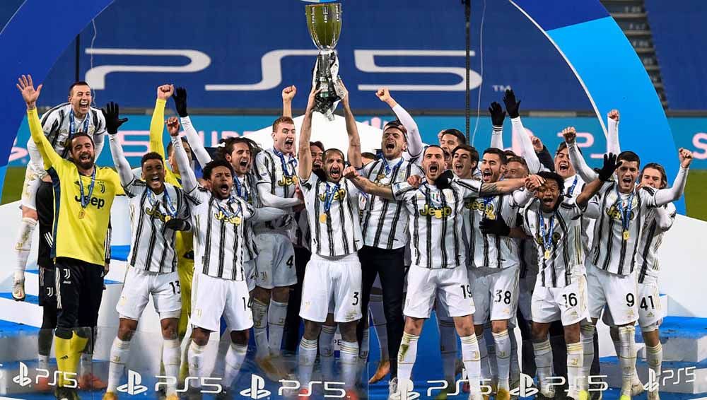 Berhasil menjadi kampiun Piala Super Italia 2020 usai menundukkan Napoli, tenyata segini total hadiah yang didapatkan oleh Juventus. Copyright: © Nicolò Campo/LightRocket via Getty Images