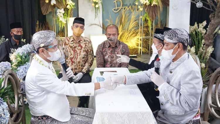 Gelandang PSIS Semarang, Septian David Maulana resmi menjadi seorang suami dari Indri Diah Kusuma setelah melangsungkan prosesi akad nikah pada Minggu (24/01/21). Copyright: © Alvin Syaptia