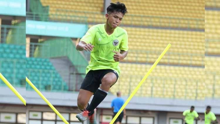 Bek muda Persis Solo, Faqih Maulana, sudah mencatatkan namanya sebagai pemain muda yang bermain di Liga 1 2022/2023. Copyright: © PSSI
