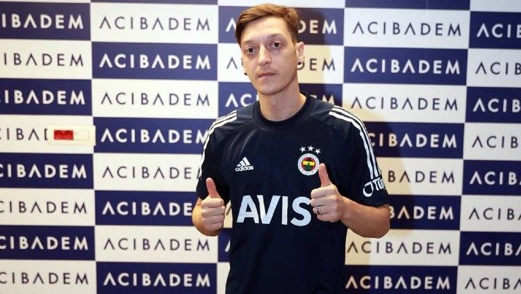 Mesut Ozil resmi berseragam Fenerbahce di bursa transfer musim dingin 2021. Copyright: © twitter.com/Fenerbahce