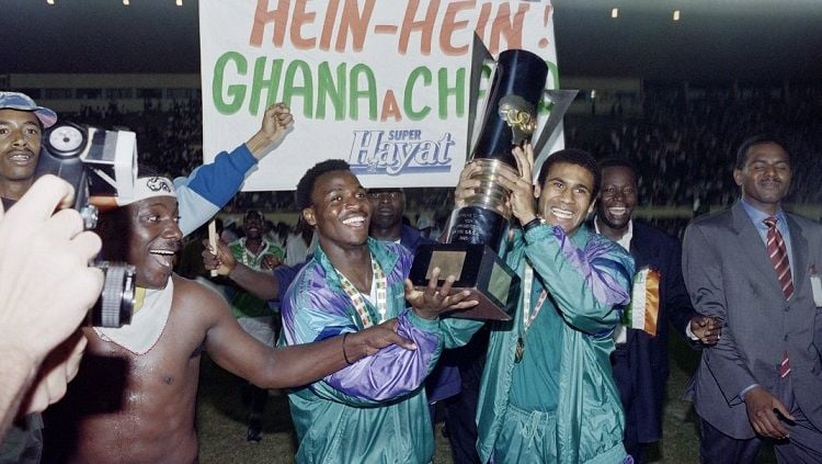 Selebrasi Pantai Gading mengarak trofi juara Piala Afrika usai menekuk Ghana di laga final, 26 Januari 1992. Copyright: © FIFA