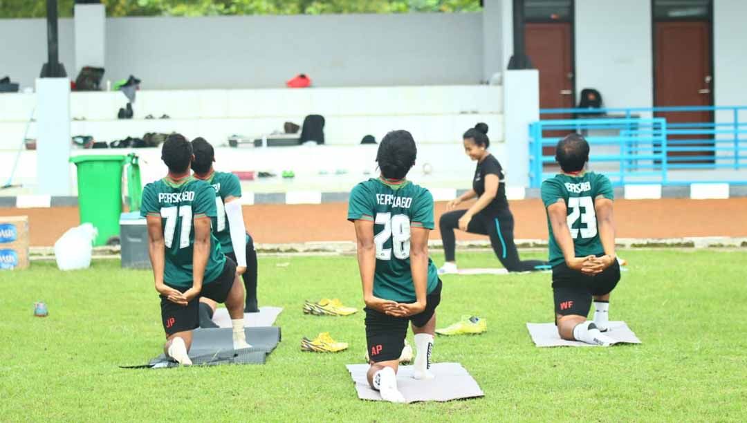 Tim Persikabo lakuka variasi latihan dengan ikuti olahraga Yoga. Copyright: © Media Persikabo