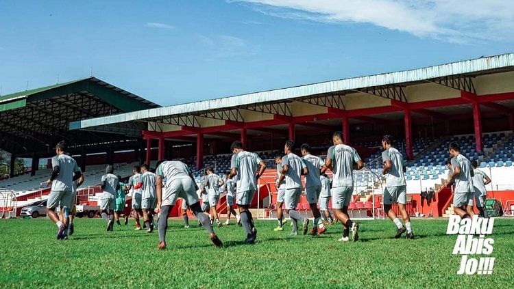 Pemain Sulut United berlatih di lapangan. Copyright: © Media Sulut United