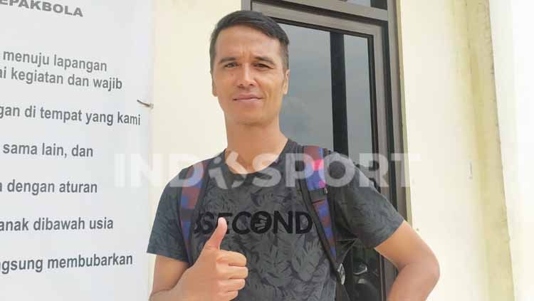 Mantan pemain Persib Bandung, Usep Munandar saat ditemui redaksi berita olahraga INDOSPORT. Copyright: © Arif Rahman/INDOSPORT