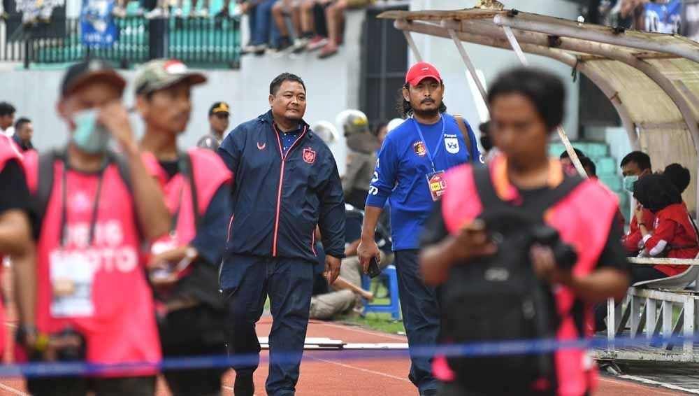 Almarhum Aiptu Janadi (Topi Merah) bersama GM PSIS, Wahyoe Winarto pada laga PSIS vs Arema FC di tahun 2020. Copyright: © Media PSIS