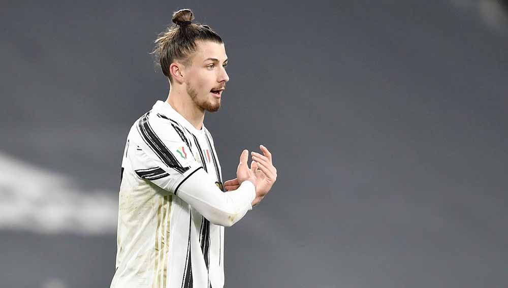 Mengenal lebih dekat sosok Radu Dragusin, bek 18 tahun asal Rumania yang sudah jadi andalan di tim raksasa Liga Italia, Juventus. Copyright: © Daniele Badolato-Juventus FC/Getty Images)