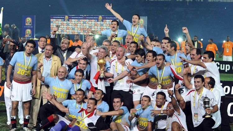 Selebrasi Mesir mengarak trofi juara Piala Afrika usai menekuk Ghana di laga final, 31 Januari 2010. Copyright: © CAF
