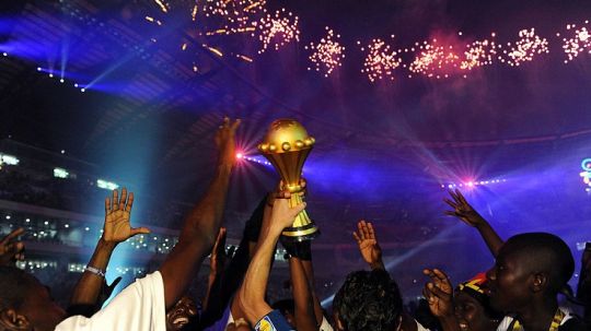 Selebrasi Mesir mengarak trofi juara Piala Afrika usai menekuk Ghana di laga final, 31 Januari 2010. Copyright: © Getty Images