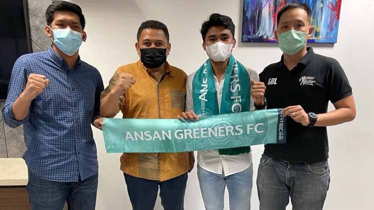 Pelatih Ansan Greeners, Lim Jong Heon, melemparkan pujian kepada Asnawi Mangkualam yang mencetak gol debut saat mengalahkan Gimpo FC, Sabtu (23/07/22). Copyright: © Gabriel Budi