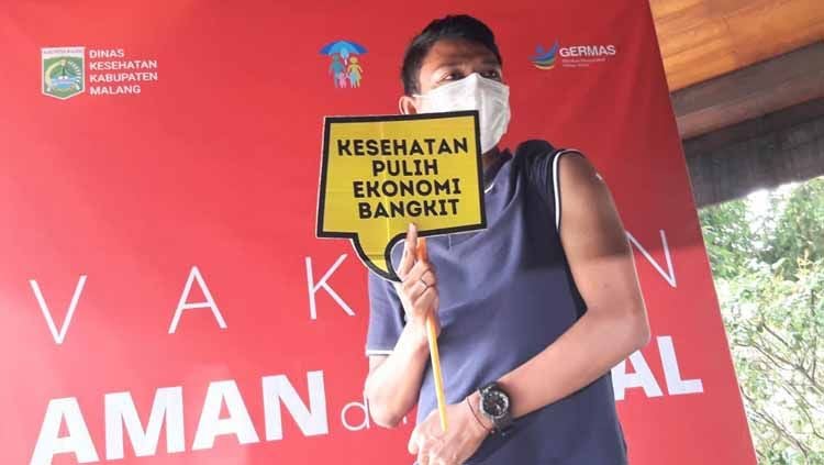 Striker Arema FC, Dedik Setiawan, menjadi wakil atlet dalam vaksinasi yang digelar Pemkab Malang. Copyright: © Ian Setiawan