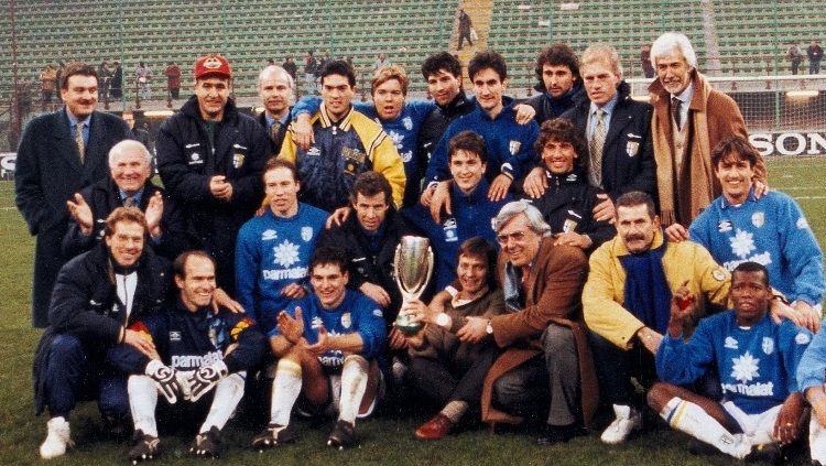 Segenap elemen Parma merayakan keberhasilan merengkuh Piala Super Eropa, 2 Februari 1994. Copyright: © Parma Calcio
